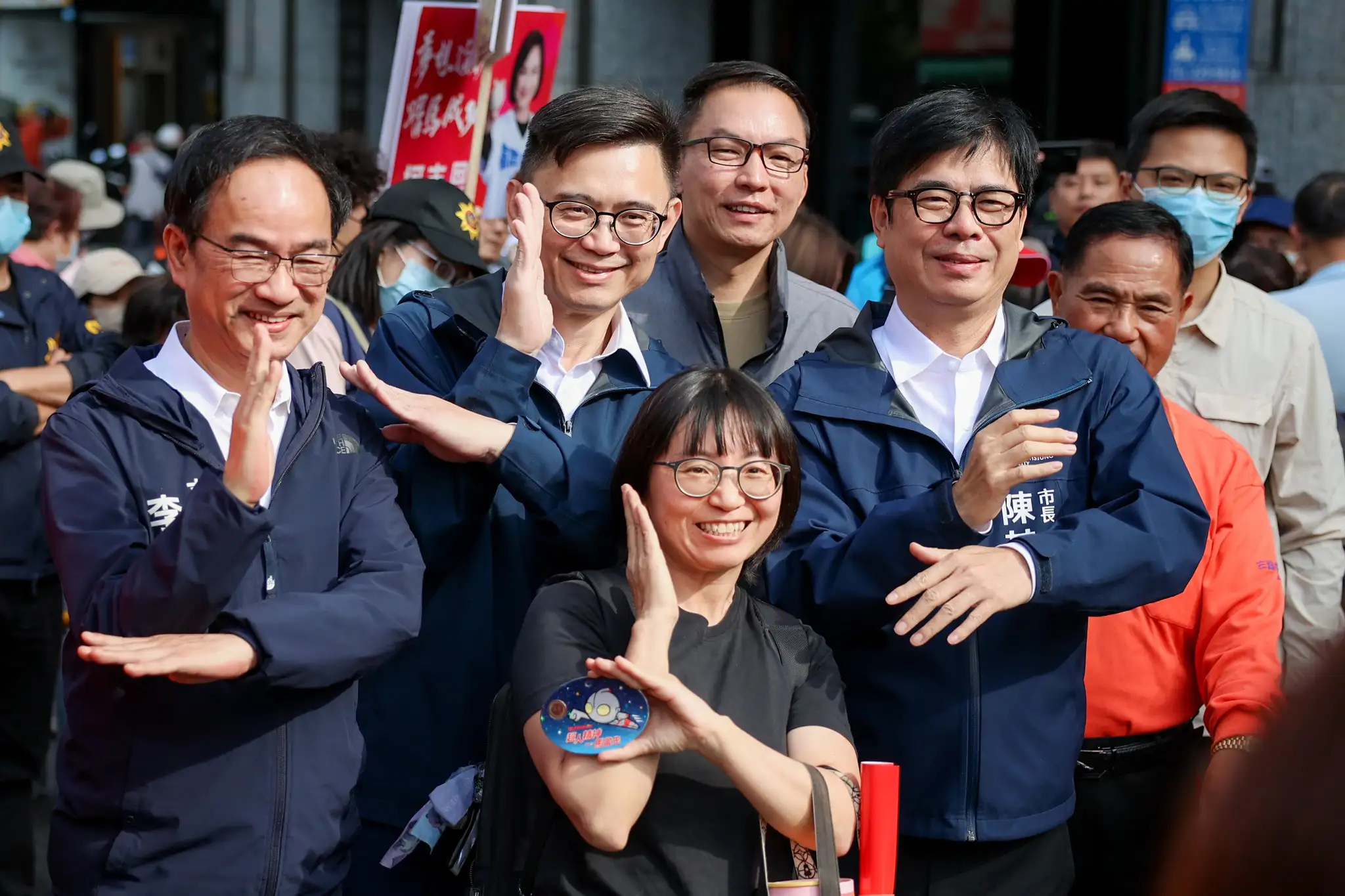 立委李昆澤、賴瑞隆、柯志恩、議長康裕成等人到三鳳中街，參加三鳳過好年 馬躍迎春年貨季活動，一起為高雄過好年系列活動揭幕。（取自賴瑞隆臉書）