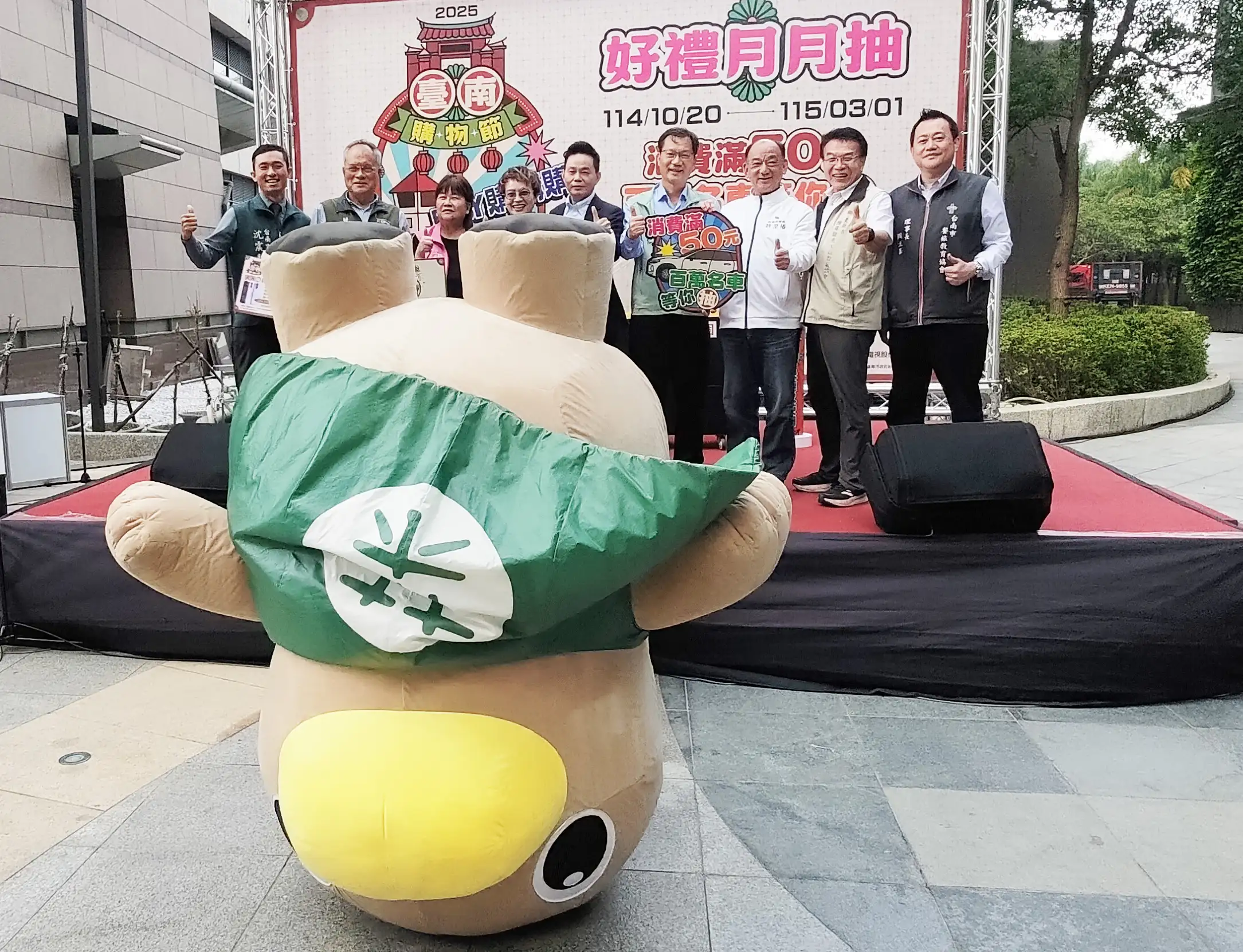 臺南市場吉祥物「菜奇鴨」現場展現趣味倒立神技，逗趣模樣吸引民眾目光，為臺南購物節抽獎活動增添熱鬧氣氛。(圖/台南市政府提供)