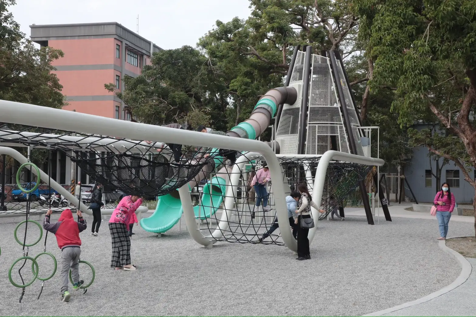 佳里公園三期特色遊戲場結合滑索、攀爬網與立體遊具，吸引親子實際體驗，在安全設計下提供兼具趣味與挑戰性的遊戲環境，深受孩童喜愛。(圖/台南市政府提供)