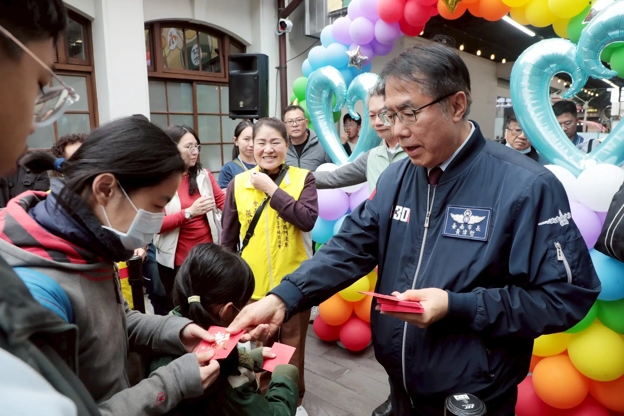 市長黃偉哲親臨西門市場，發送紅包抵用券與市民互動同樂，提前感受年節喜氣。(圖/台南市政府提供)