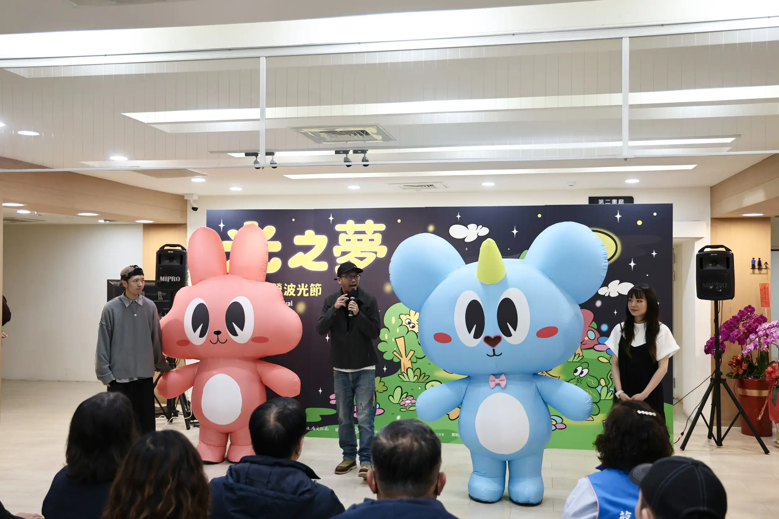 策展團隊禹禹藝術工作室陳禹廷老師及其團隊說明創作理念。(圖/台南市政府 文化局 提供)