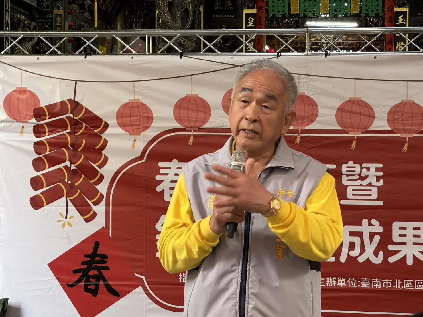 臺南開基玉皇宮主委涂大松於春節揮毫暨鎮北學堂成果展活動中致詞，勉勵學員持續學習、傳承書法文化，並祝福民眾新春吉祥。(記者張振興攝)