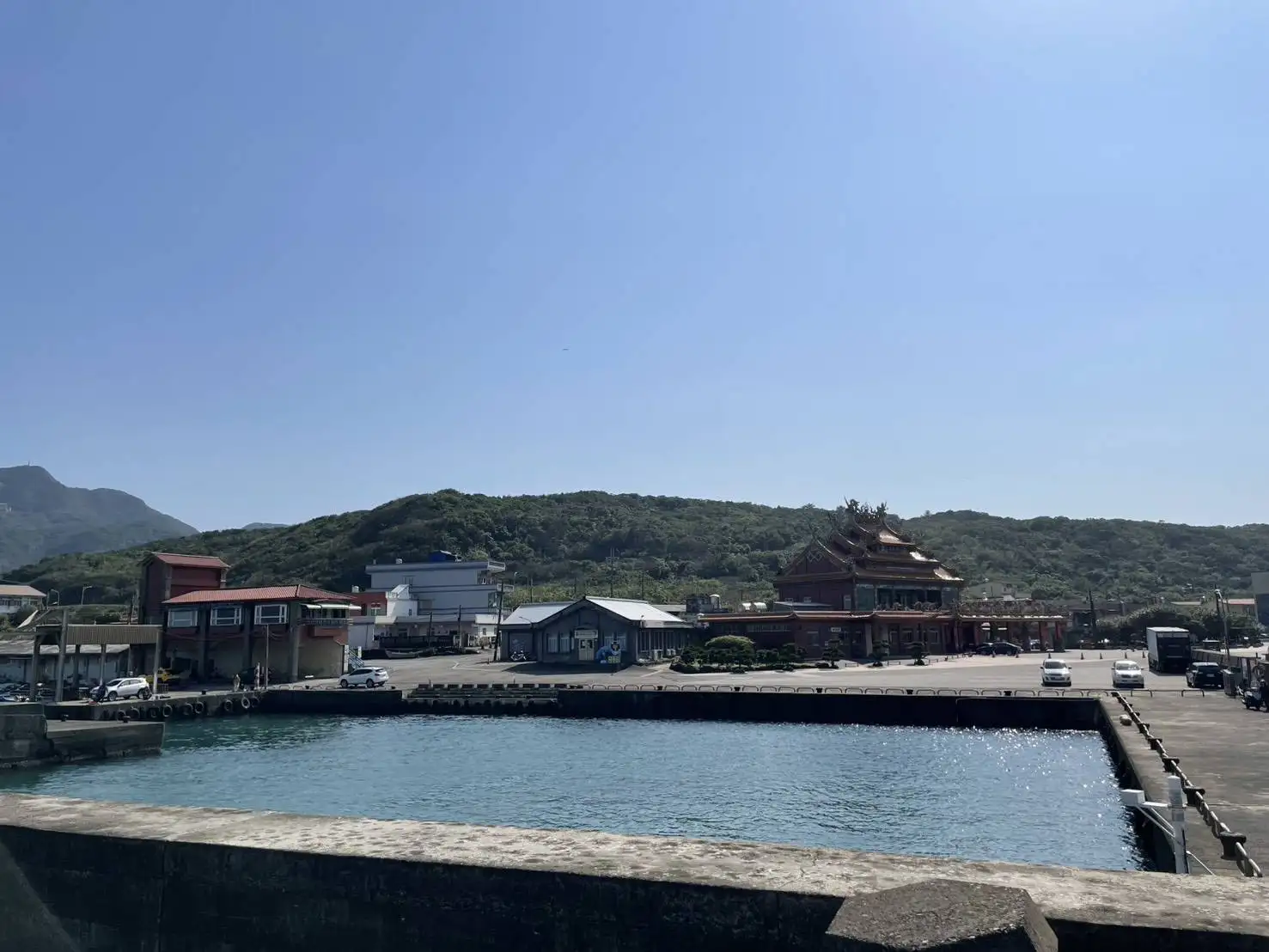 隆漁港冬季港灣景觀，展現靜謐清新的漁港風貌。(圖/新北市政府提供)