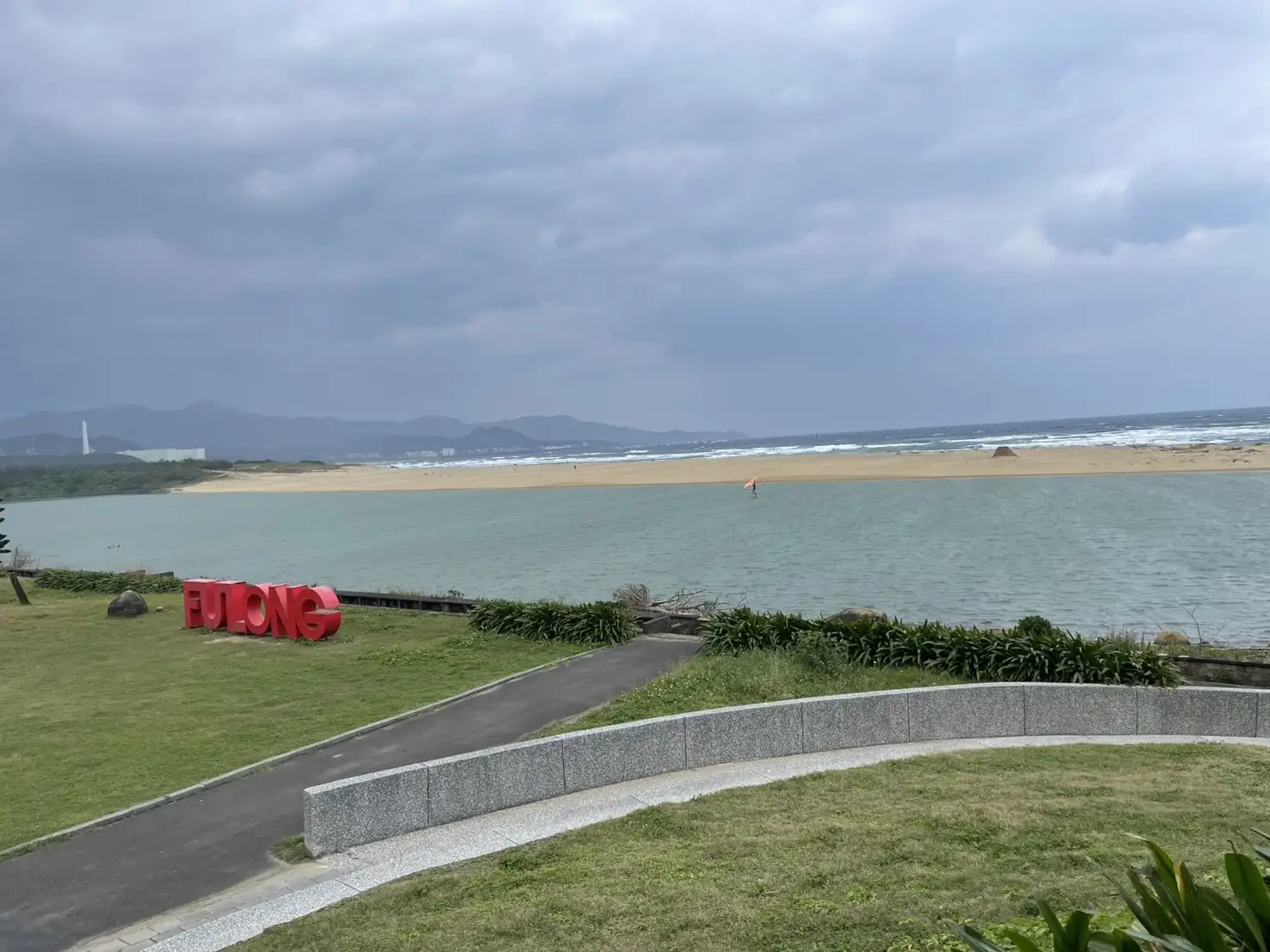 冬季的福隆沙灘景色清新寧靜，遠山與海岸線相互輝映，展現東北角獨有的山海交織風情。(圖/新北市政府提供)