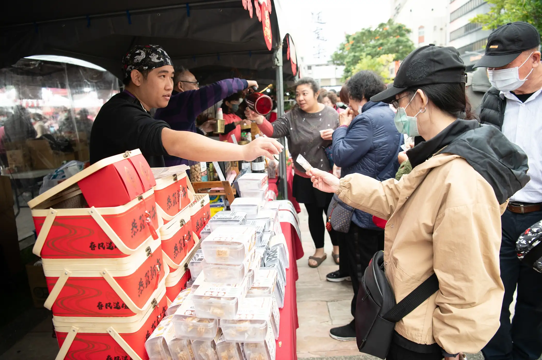 2026嘉義市年貨大街2月6日熱鬧登場，集結名店年貨並推出抽紅包與好禮活動，邀請民眾來嘉採買迎新年。(圖/嘉義市政府 提供)