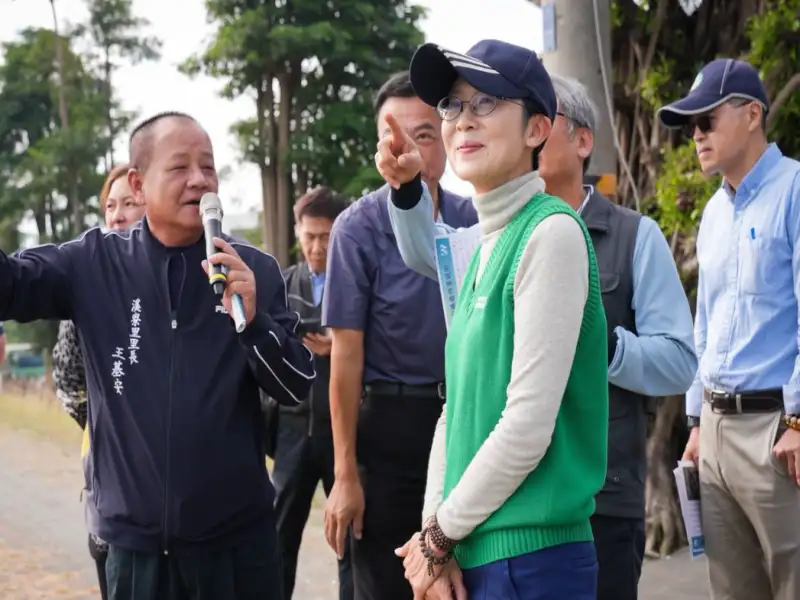 林岱樺會勘大寮河堤　黑板樹將分期移除