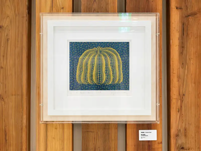 國際藝術大師草間彌生的經典「南瓜」系列作品，以標誌性圓點與鮮明色彩展現獨特視覺語言，成為恆春文化中心藝術展示的亮點之一。(圖/屏東縣政府提供)