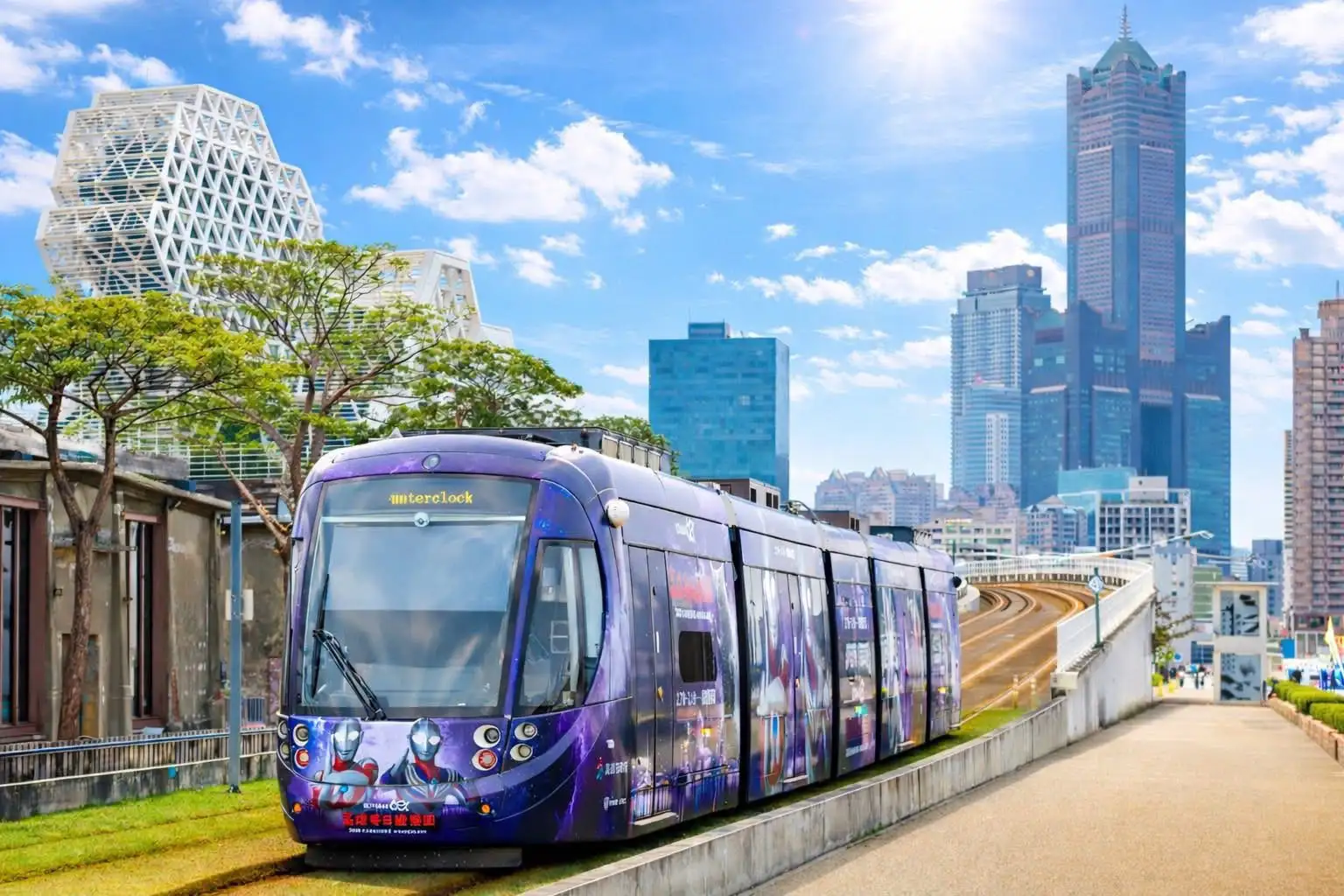 高雄冬日遊樂園於7日起登場，將以城市大眾運輸為載體，以超人力霸王為主題，將輕軌、公車與輪船轉變為移動的地景藝術，讓高雄化身充滿想像力與歡樂氛圍的冬日遊樂園。（圖/高雄市觀光局提供）