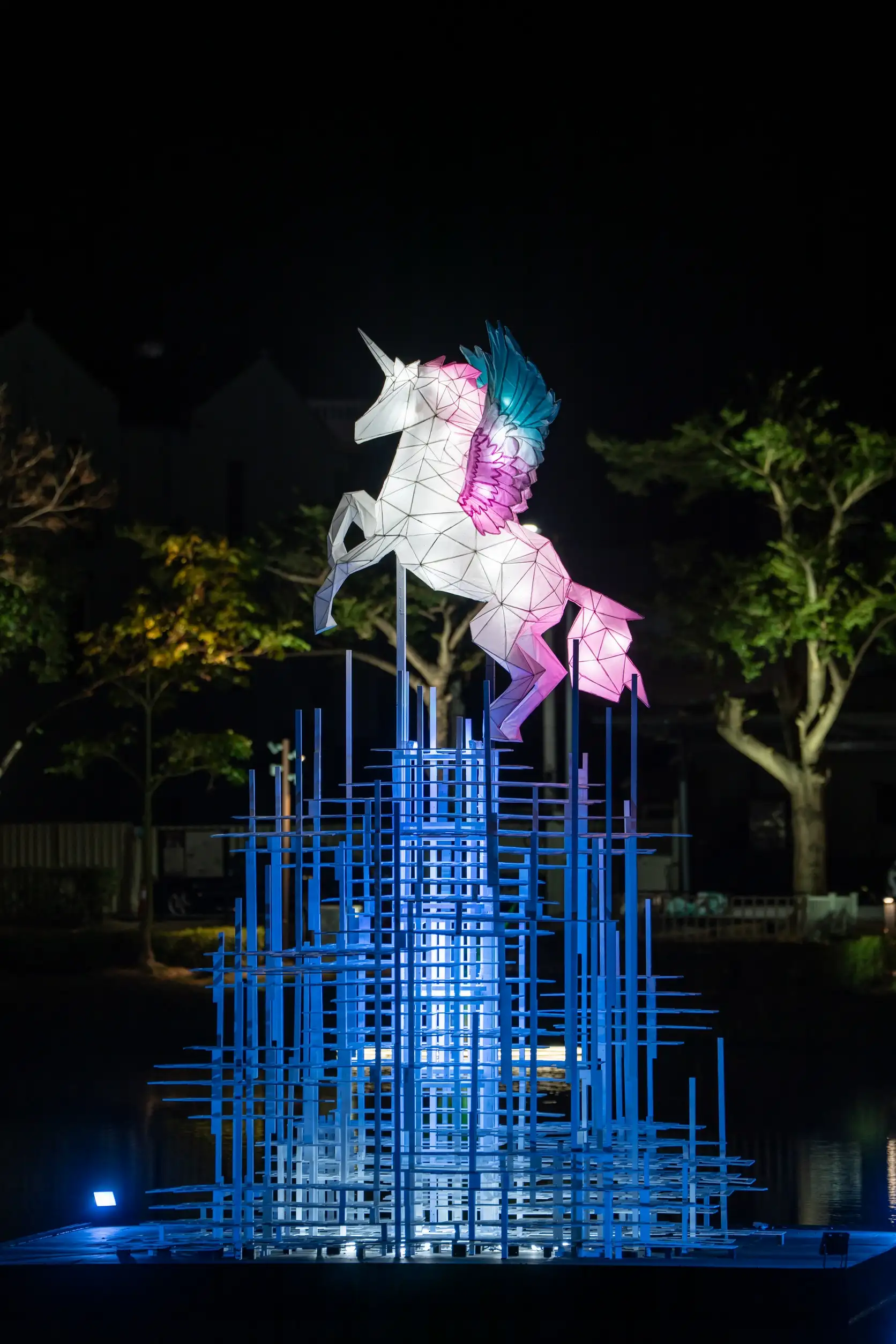 本屆燈節規劃「藝術燈區」、「巷弄燈區」及「月津超新星」三大展區，邀集來自台灣、日本、韓國等國50組藝術家參與，展出60組作品。主題燈「天馬獸」以高度藝術性與視覺張力，帶給大小朋友驚喜與感動。(圖/台南市政府 提供)