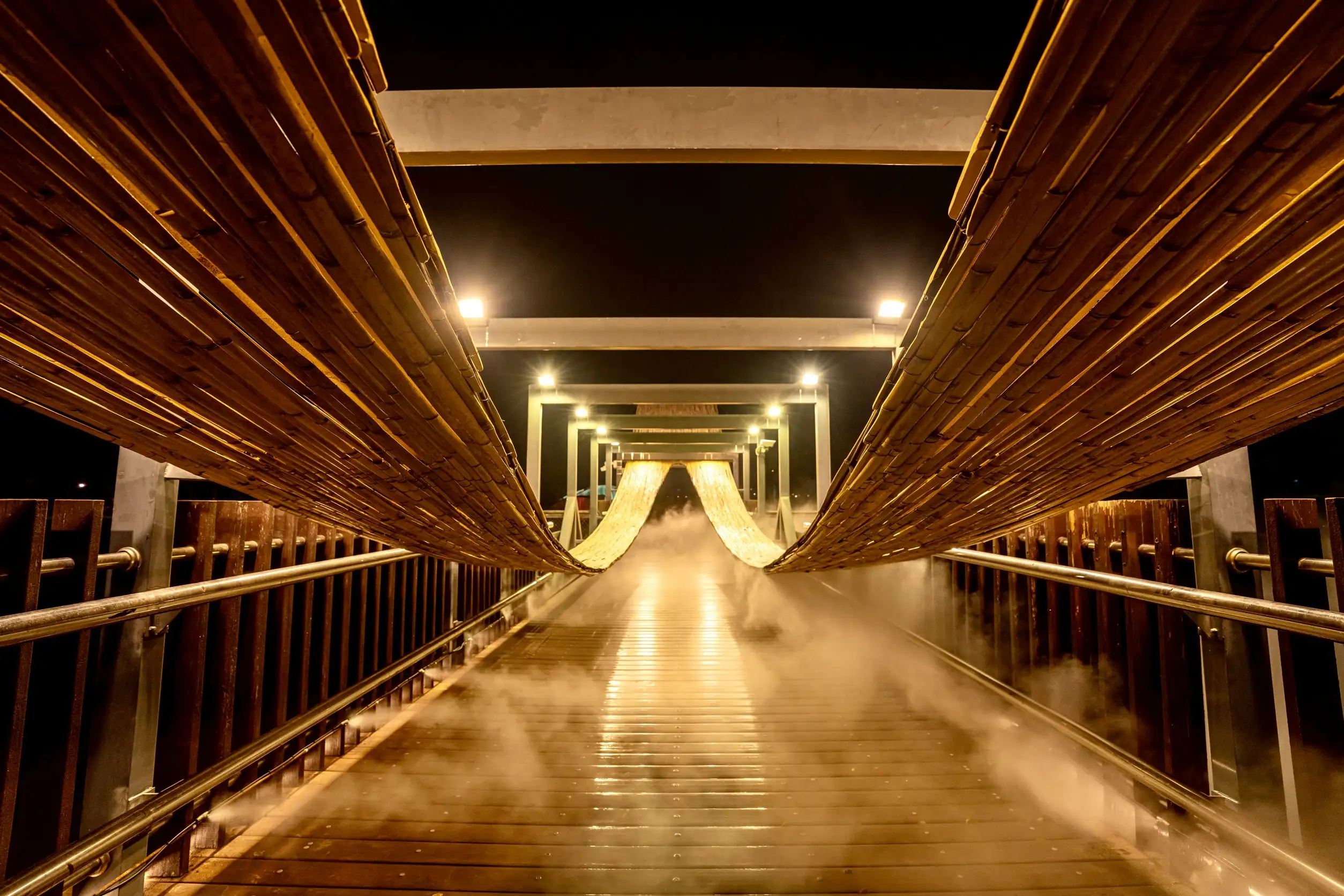 本屆燈節規劃「藝術燈區」、「巷弄燈區」及「月津超新星」三大展區，邀集來自台灣、日本、韓國等國50組藝術家參與，展出60組作品。主題燈「天馬獸」以高度藝術性與視覺張力，帶給大小朋友驚喜與感動。(圖/台南市政府 提供)