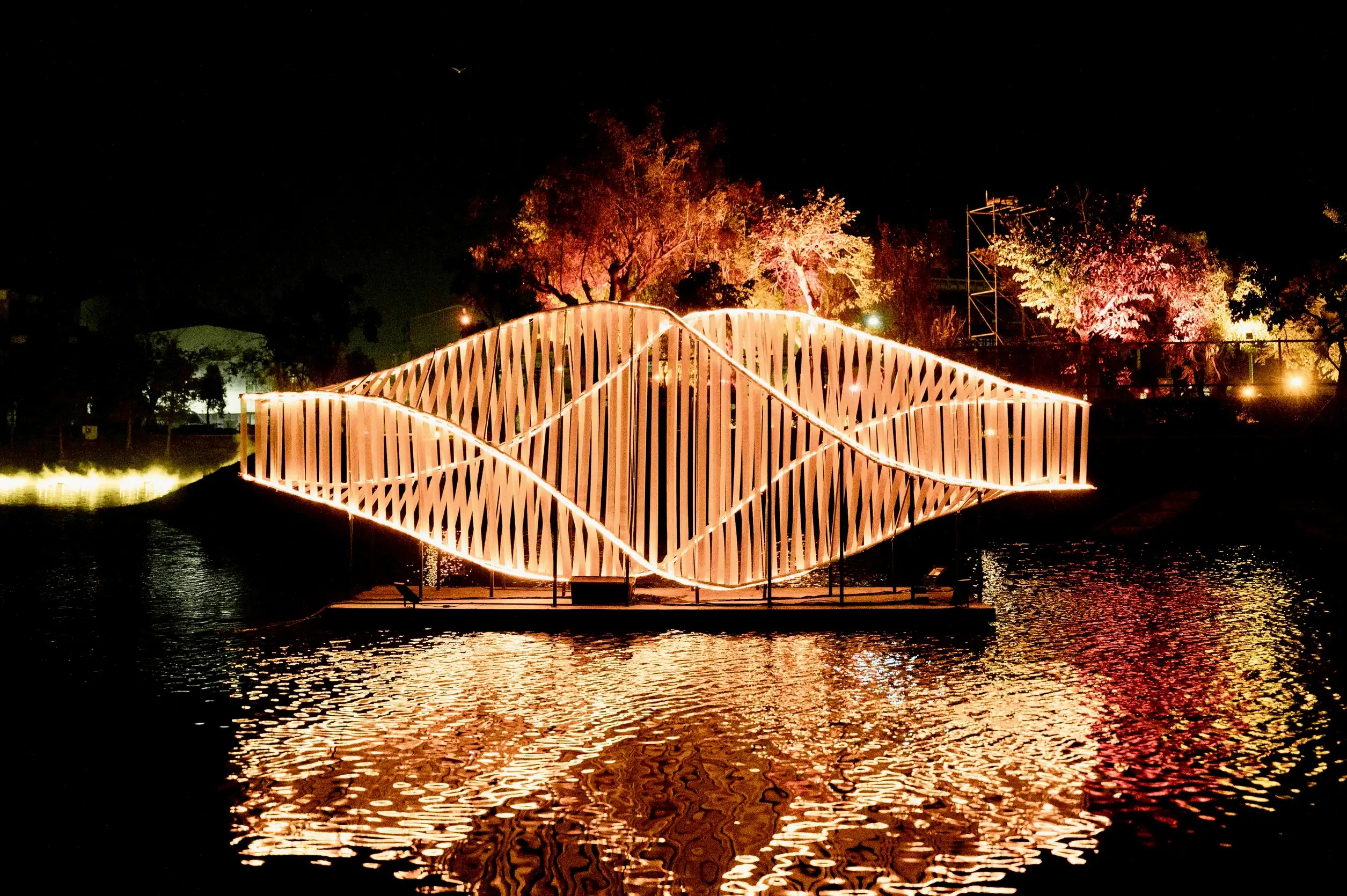 本屆燈節規劃「藝術燈區」、「巷弄燈區」及「月津超新星」三大展區，邀集來自台灣、日本、韓國等國50組藝術家參與，展出60組作品。主題燈「天馬獸」以高度藝術性與視覺張力，帶給大小朋友驚喜與感動。(圖/台南市政府 提供)