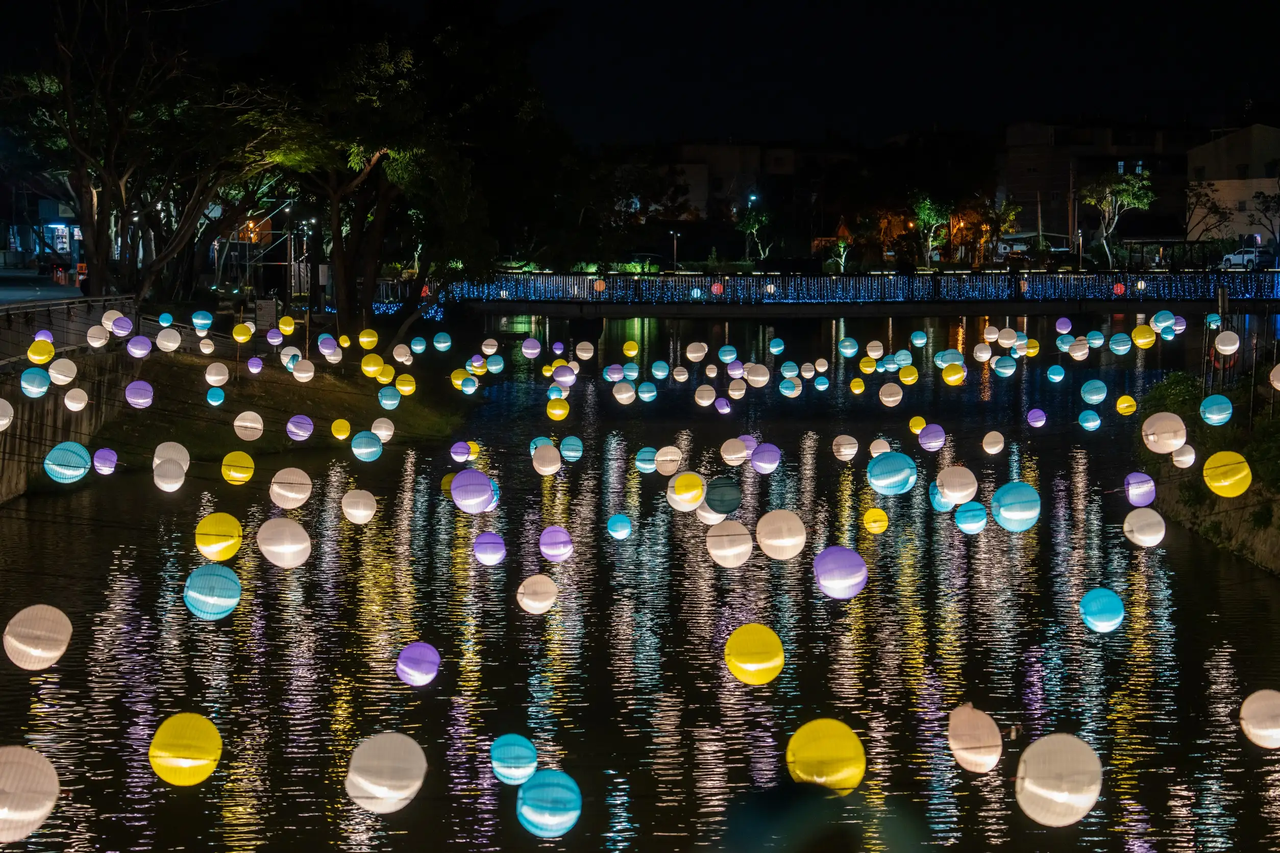 本屆燈節規劃「藝術燈區」、「巷弄燈區」及「月津超新星」三大展區，邀集來自台灣、日本、韓國等國50組藝術家參與，展出60組作品。主題燈「天馬獸」以高度藝術性與視覺張力，帶給大小朋友驚喜與感動。(圖/台南市政府 提供)