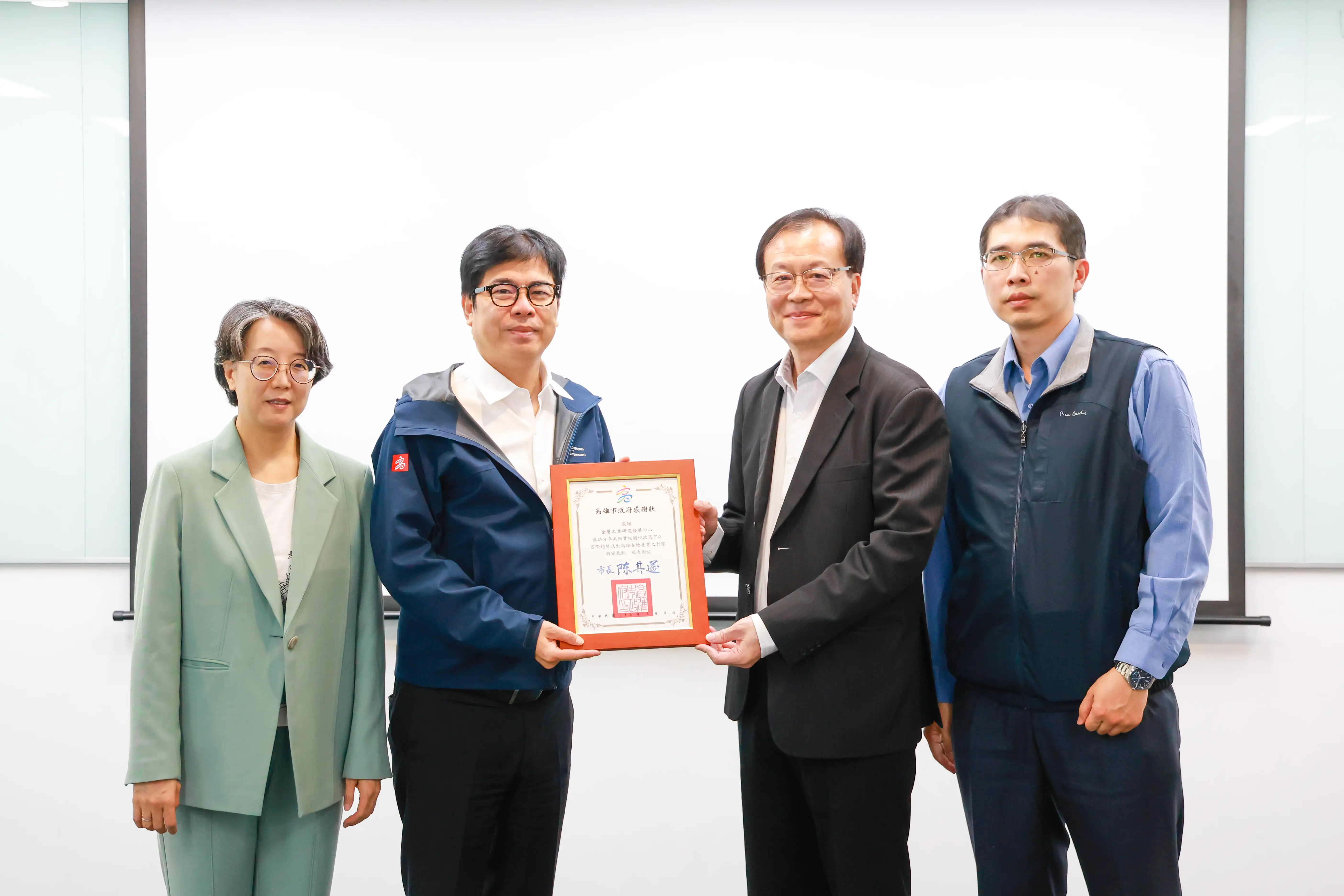 高雄市政府三日市政會議，市長陳其邁在會中公開表揚近日兩位同學的善行義舉事蹟。（高雄市政府提供)