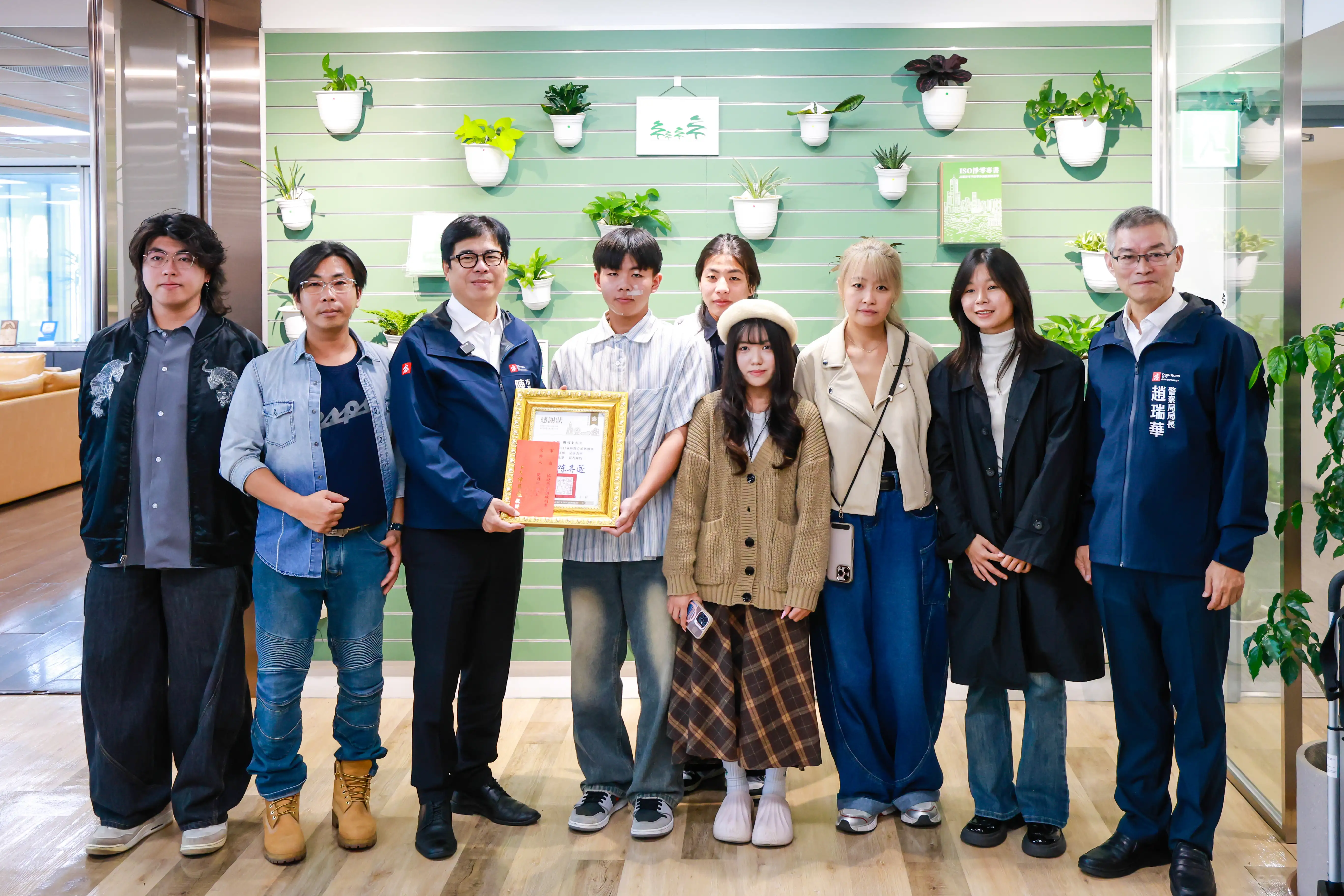 高雄市政府三日市政會議，市長陳其邁在會中公開表揚近日兩位同學的善行義舉事蹟。（高雄市政府提供)