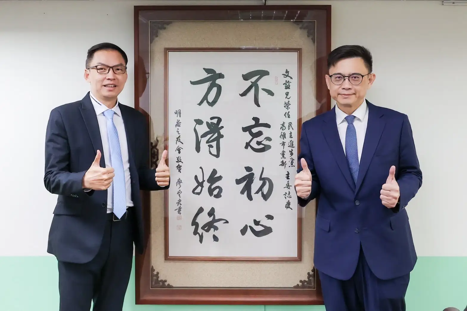 民進黨立委賴瑞隆拜會高雄市黨部主委黃文益；黃文益表示，將傾盡全黨之力支援，展現黨內大團結氣勢。（高雄市黨部提供）