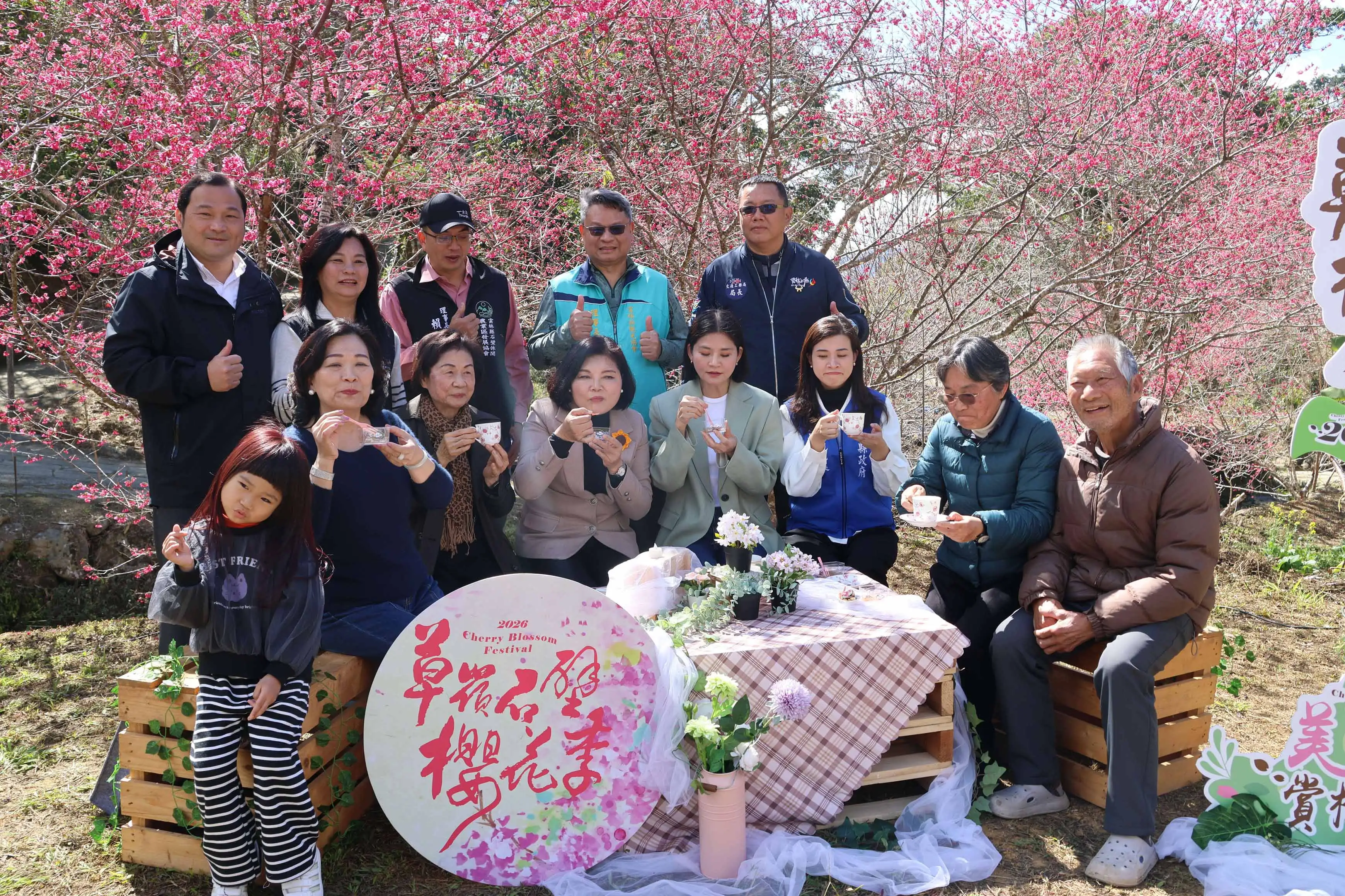 草嶺石壁櫻花季即將登場，縣府於美人谷櫻花林中舉辦宣傳活動，與會貴賓在粉櫻綻放的自然場景中品茗，正式為賞櫻盛會揭幕。(圖/雲林縣政府提供)