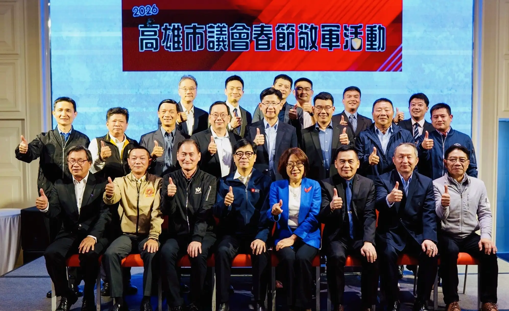 高雄市議會舉辦春節敬軍活動，議長康裕成率江瑞鴻議員向陸軍司令部上將司令呂坤修及駐地海、陸、空三軍致敬。（高雄市議會提供）