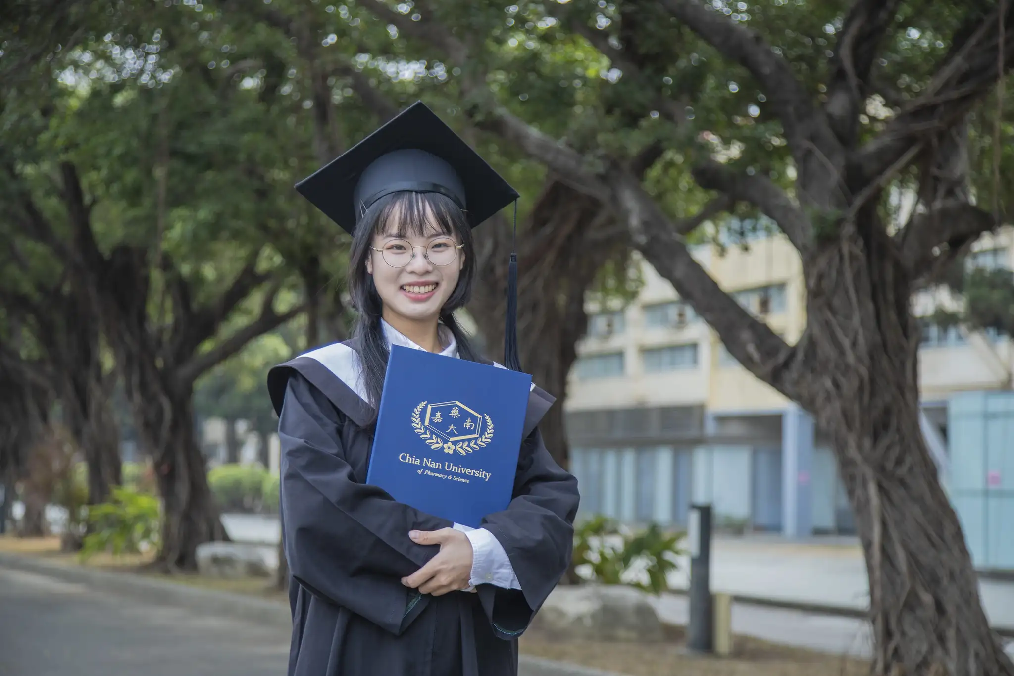 職安系史素娟為嘉藥自95學年度實施「成績優異學生提前畢業制度」第40位同學。（圖／嘉南藥理大學　提供）