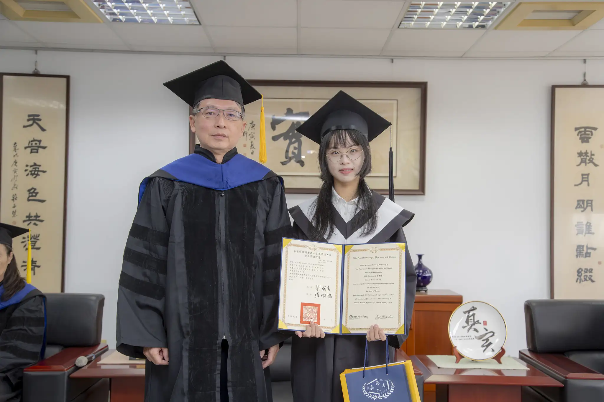 嘉藥職安系史素娟成績優異提前畢業由校長張翊峰頒贈畢業證書。（圖／嘉南藥理大學　提供）