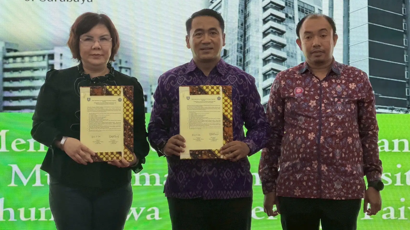 中華醫大校長李碧娥博士（左）和穆罕默德大學校長Dr. Mundakir, S.Kep., Ns., M.Kep.（中）代表兩校簽署合作備忘錄。（圖／中華醫大提供）