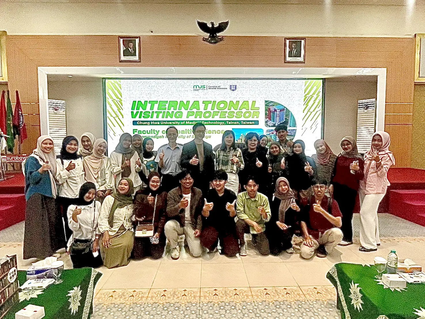 中華醫大校長李碧娥等4位教授（二排中間右五起）受到穆罕默德大學師生熱烈歡迎。（圖／中華醫大提供）