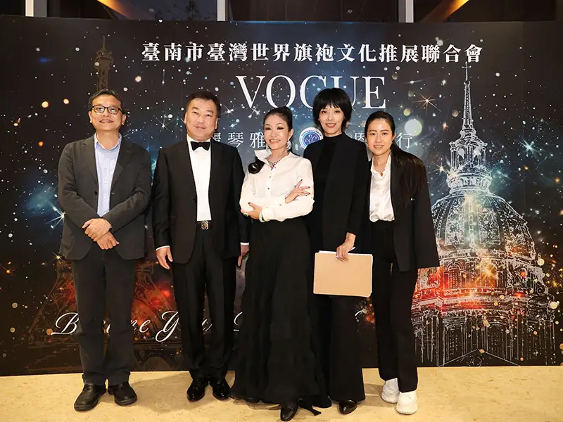 李天祥校長(左2)、鐘俊顏副校長(左1)到場支持，與台南世旗協會創會會長楊麗琴(中)、時尚系王聖芬主任(右2)合影。（圖／崑山科技大學　提供）