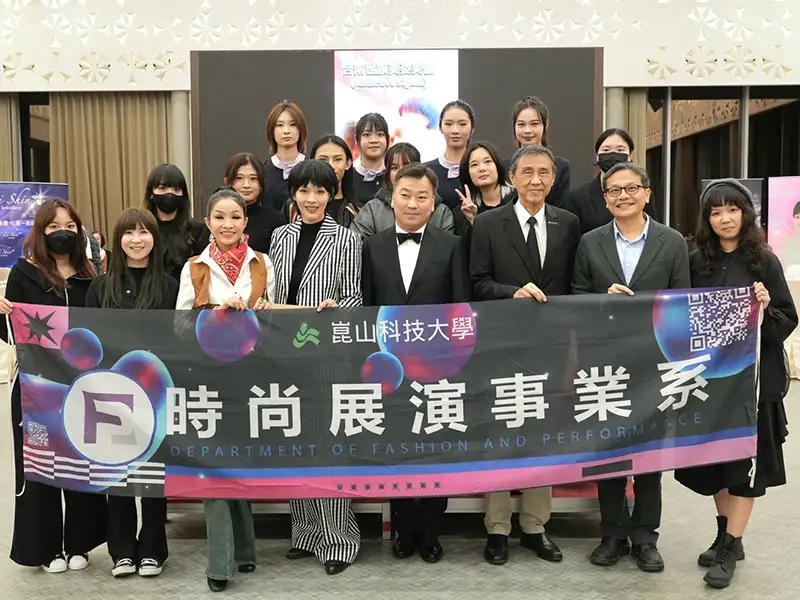 多位校內長官到場至後台給予時尚系師生團隊鼓勵。（圖／崑山科技大學　提供）