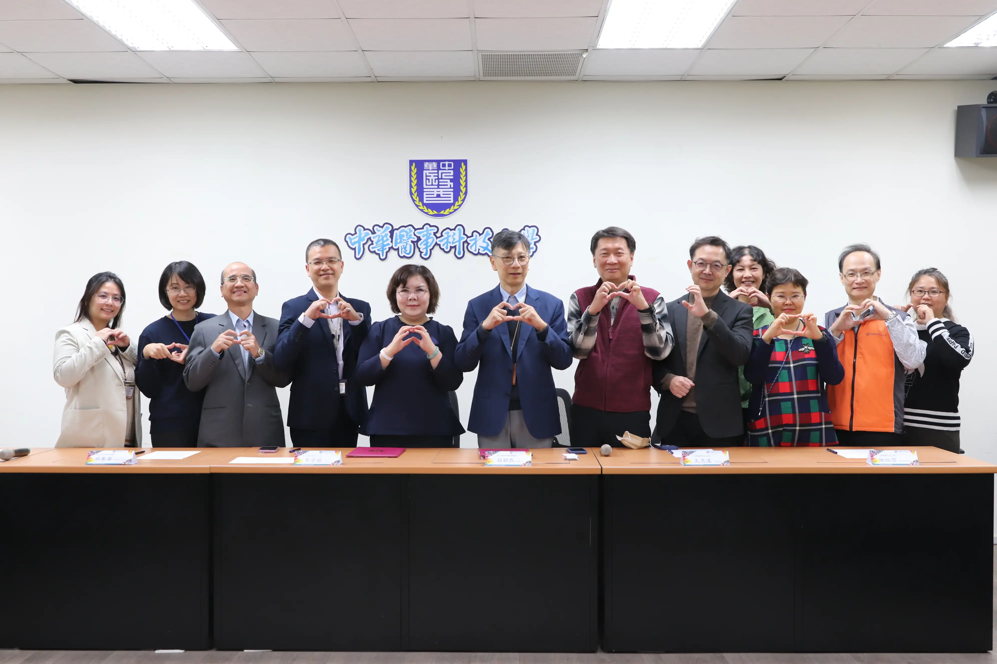 中華醫大與新營醫院主管團隊出席簽約結盟儀式，期許成為彼此的優良夥伴，共同培育醫護人才與推動學術研究。（圖／中華醫大提供）