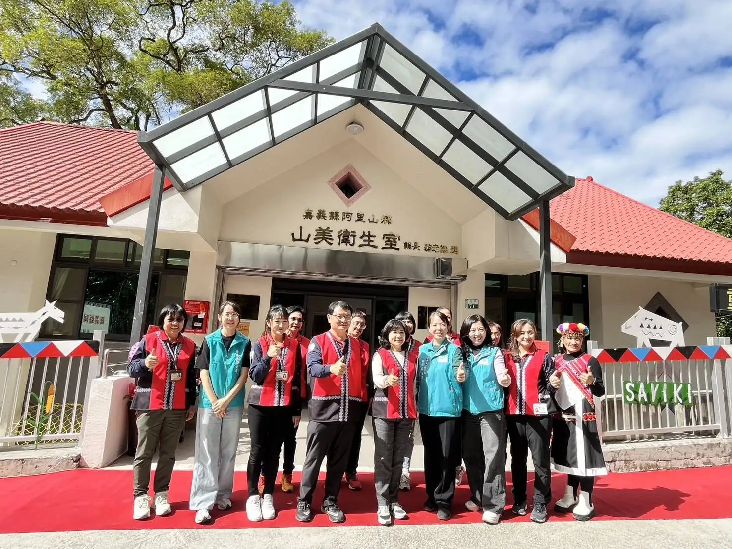 在地族人參與山美衛生室啟用儀式，期待更完善的醫療照護守護部落健康。（圖／嘉義縣衛生局　提供）