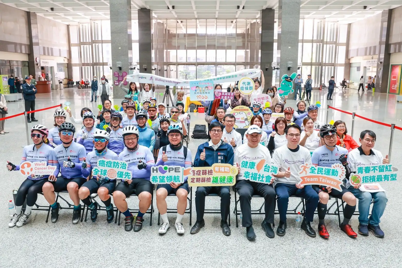 市長陳其邁親自迎接百人車隊，肯定希望車隊的騎士英雄以長途騎行方式，喚起民眾接受癌篩與防治的意願、更加關注自我健康。（高雄市府提供