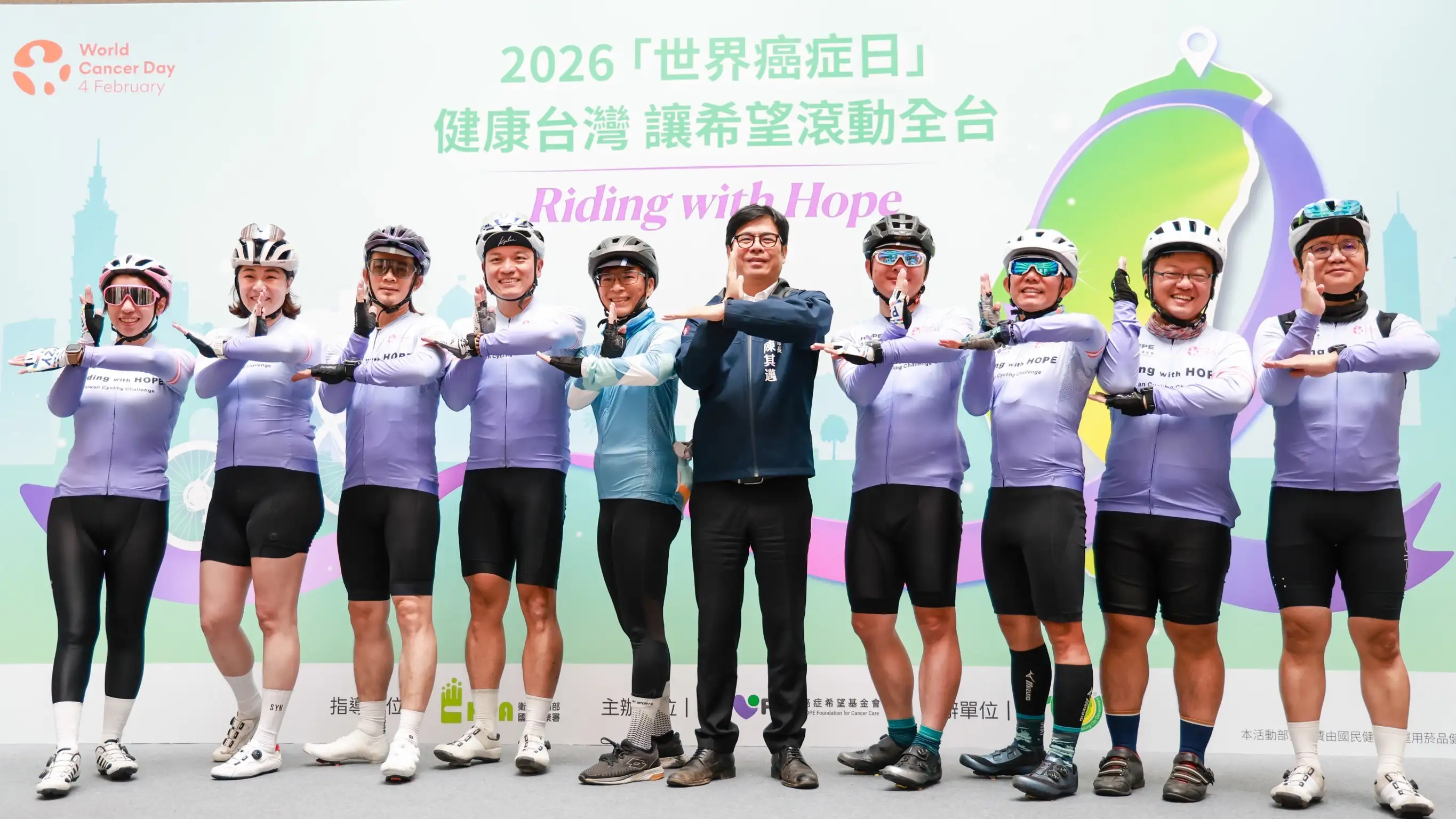 市長陳其邁親自迎接百人車隊，肯定希望車隊的騎士英雄以長途騎行方式，喚起民眾接受癌篩與防治的意願、更加關注自我健康。（高雄市府提供