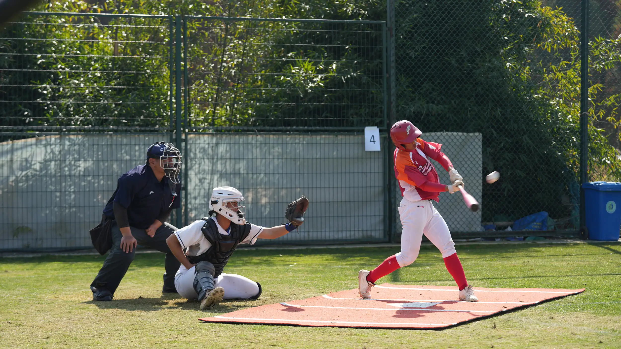 比賽現場選手奮力揮棒、全神貫注，展現高超球技與青春活力，充分體現運動競技精神。（圖／主辦單位提供）