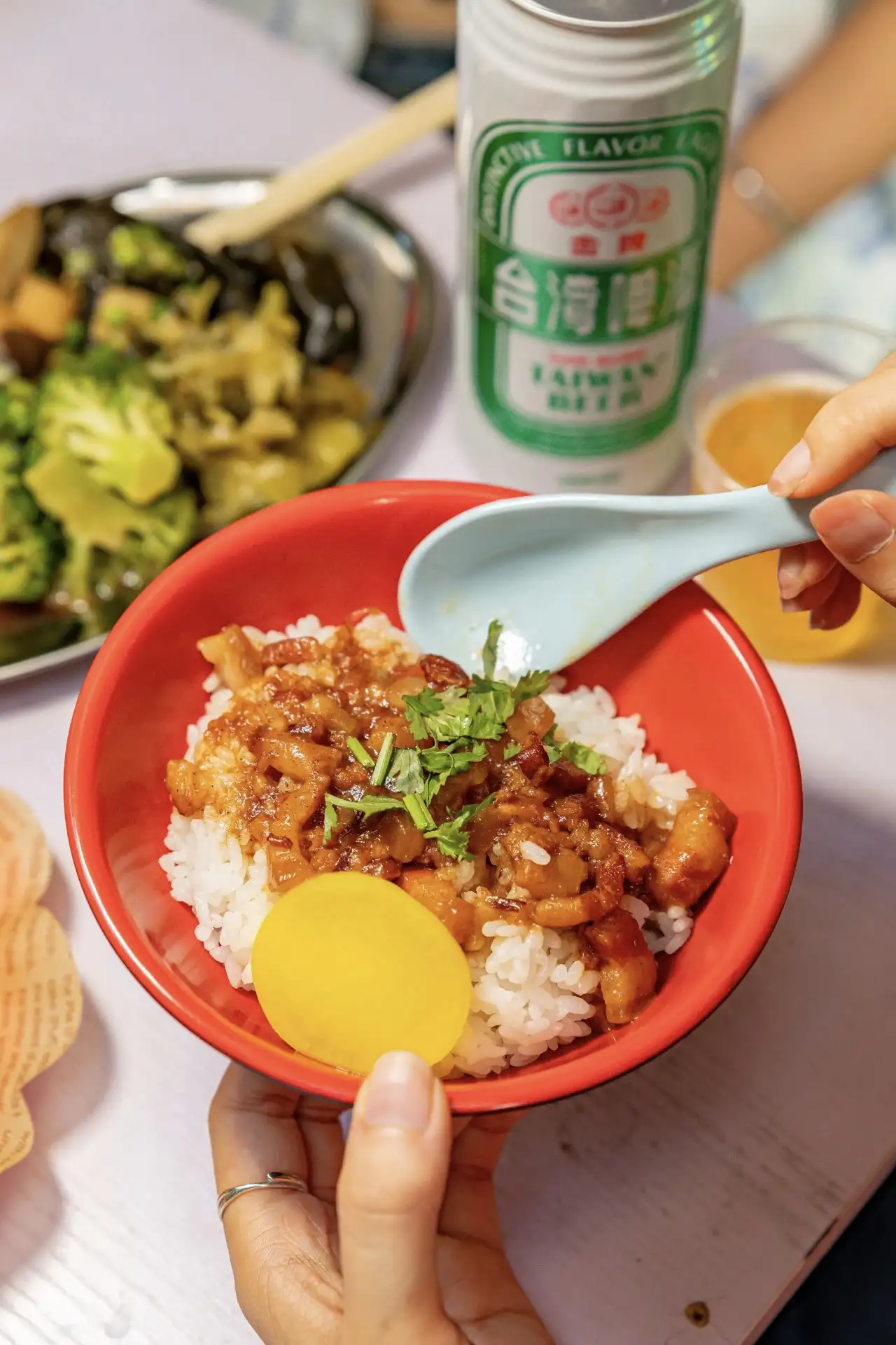 林岳廷身在診間專注為病人進行口腔治療，身為牙醫的他，白天守護患者健康，晚上則化身台灣小吃店老闆。(記者楊婉攝)