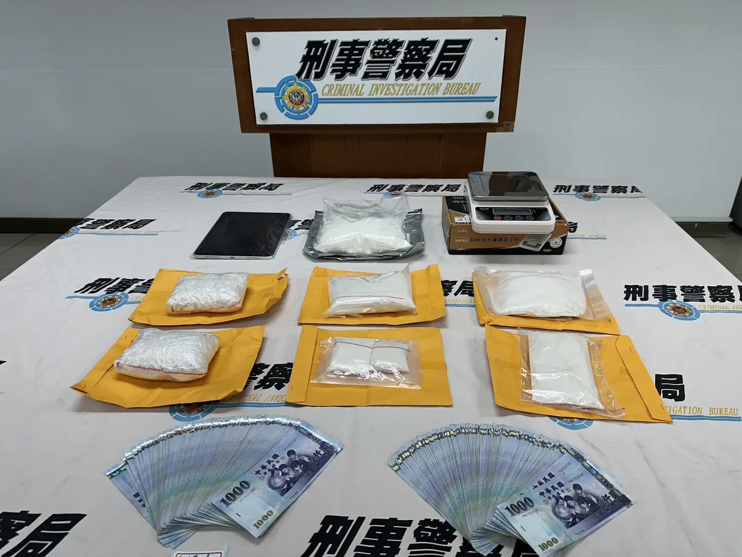 專案小組於新北市三重區出租套房內逮捕林姓犯嫌，當場查扣手機、平板及新臺幣現金20萬元等證物。(圖/偵查第八大隊(第五隊) 提供)