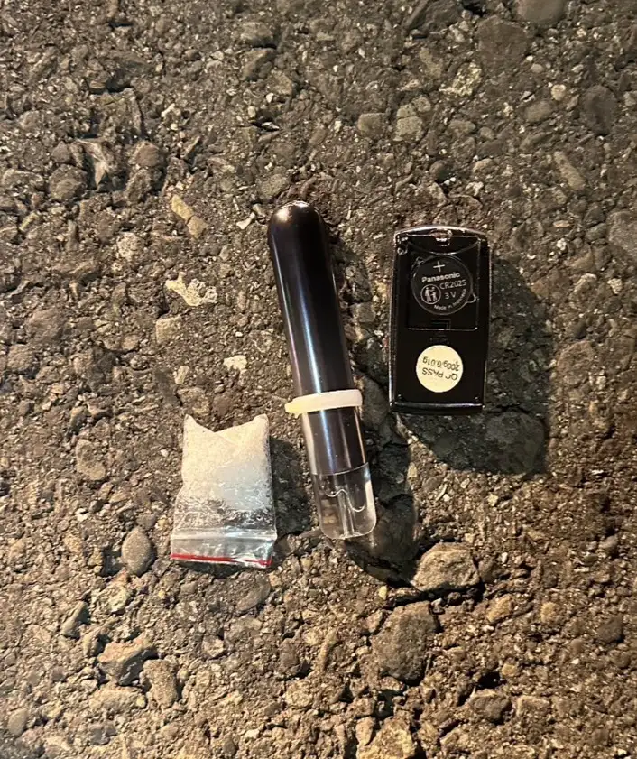 苓雅警凌晨攔查可疑車輛，查獲安毒及依托咪酯。(圖/成功路派出所 提供)