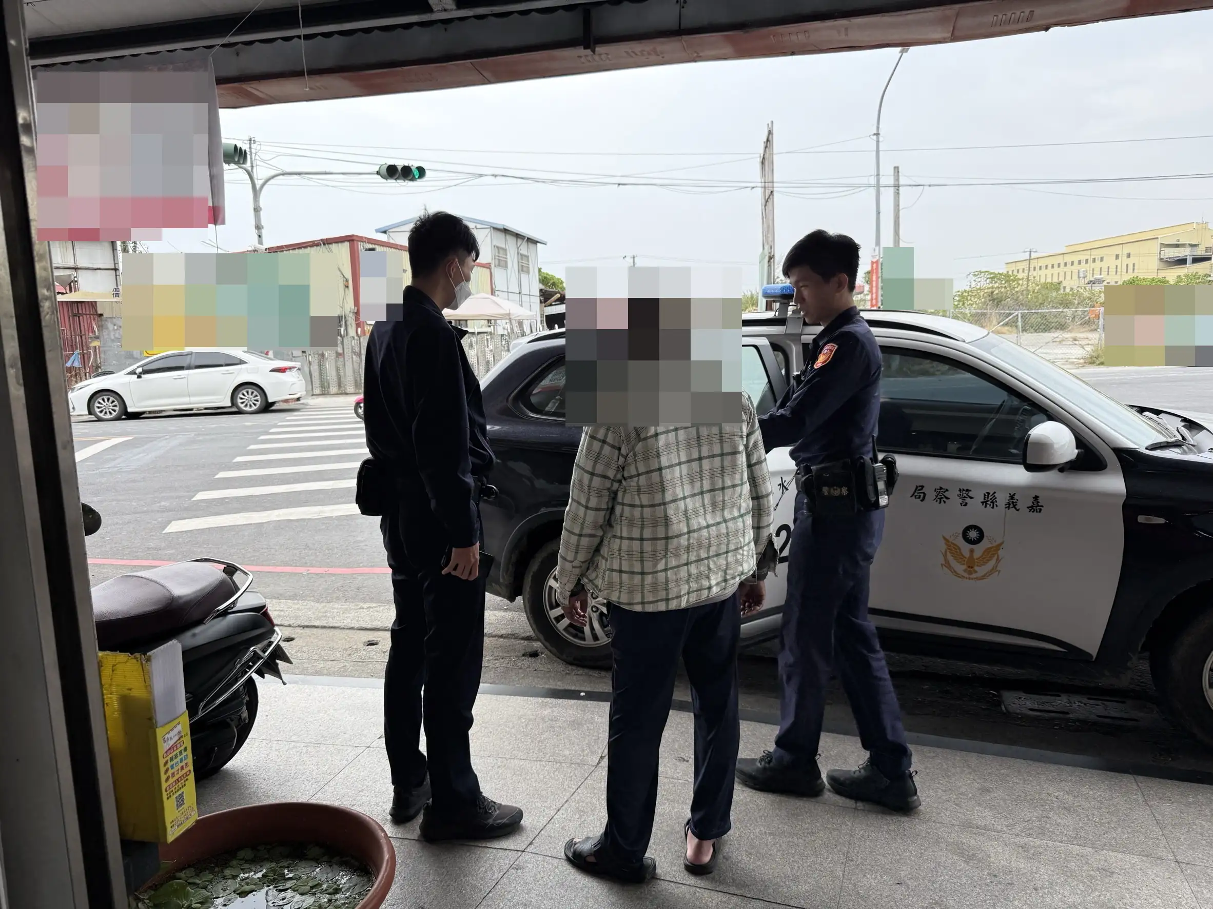 失智翁外出用餐迷路 ，水上警即時協助護送返家。(圖/水上分局 提供)