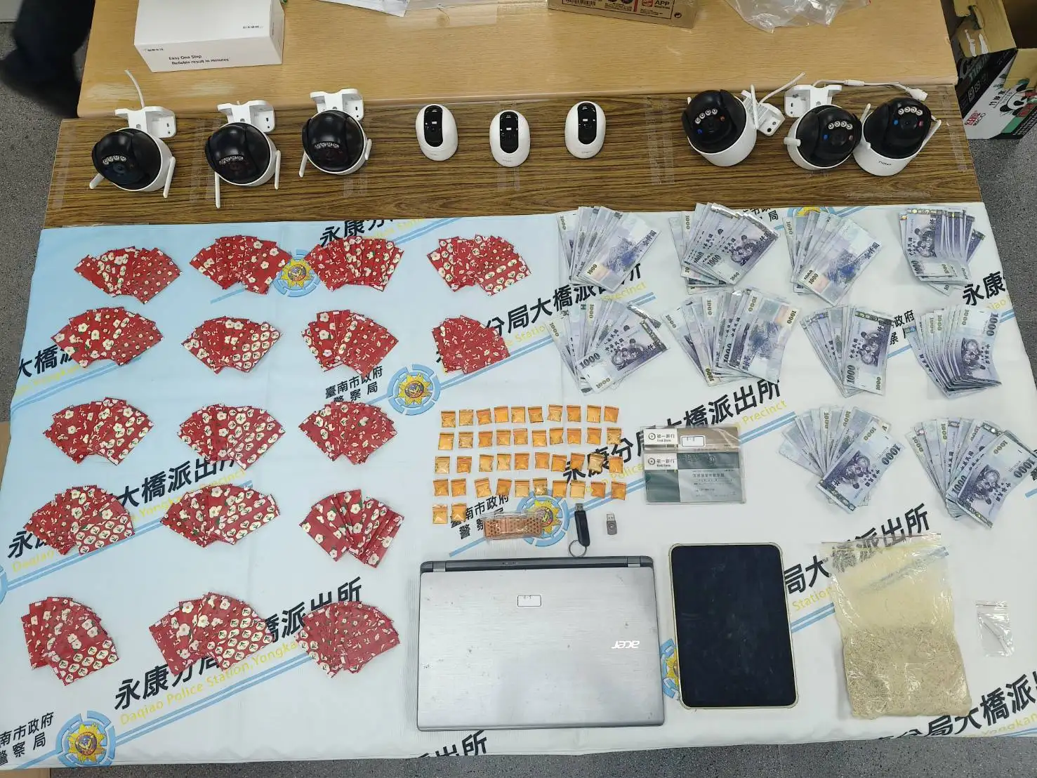 本案查扣第二級毒品原料379.6克、毒品咖啡包168包及K他命42包等不法物品，證據確鑿。(圖/永康分局 提供)