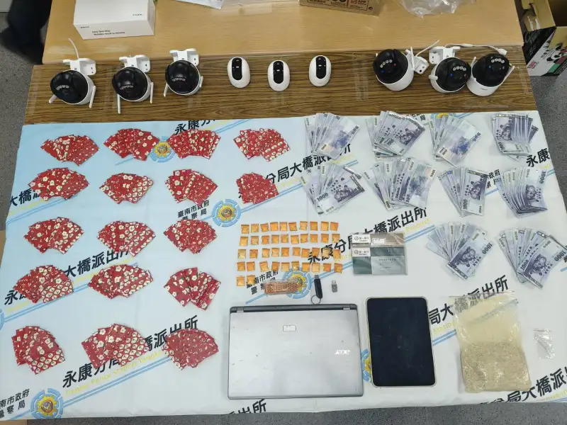 鐵皮屋暗藏毒窟!永康警夜襲非法越式KTV 12嫌落網