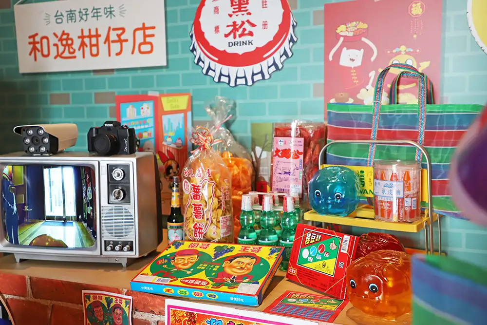 和逸飯店台南館內設置「和逸柑仔店」懷舊場景，重現早期雜貨店與古早味零食陳列。(和逸飯店提供)