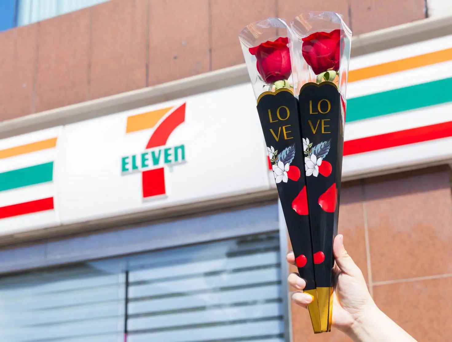 西洋情人節將至，7-ELEVEN門市開賣進口空運玫瑰花，便利商店成為民眾臨時選購花禮的新通路。(圖/統一企業提供)
