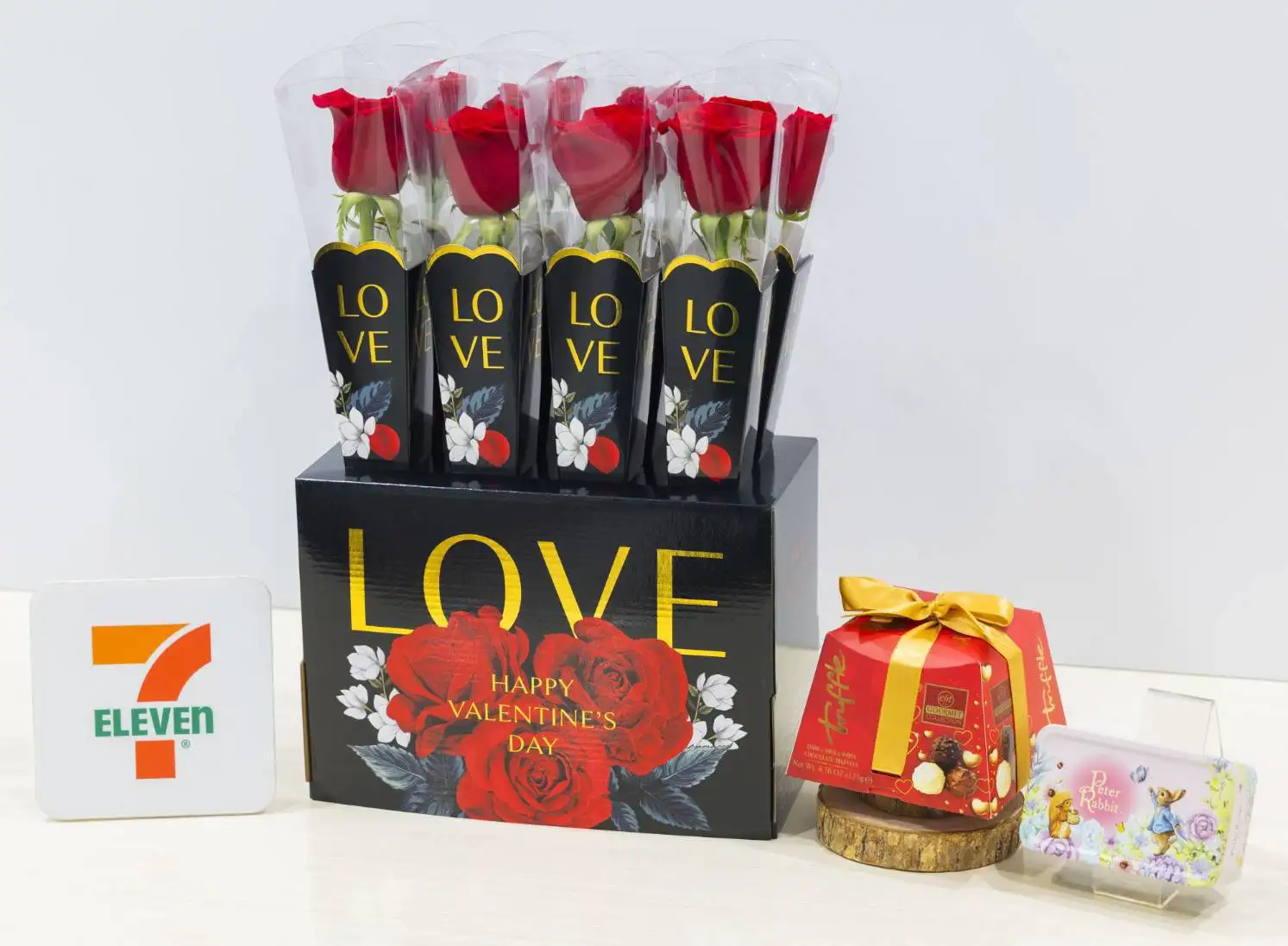 經典紅玫瑰搭配黑金包裝設計成為今年情人節主流花禮款式，象徵真摯情感與節慶儀式感。(圖/統一企業提供)