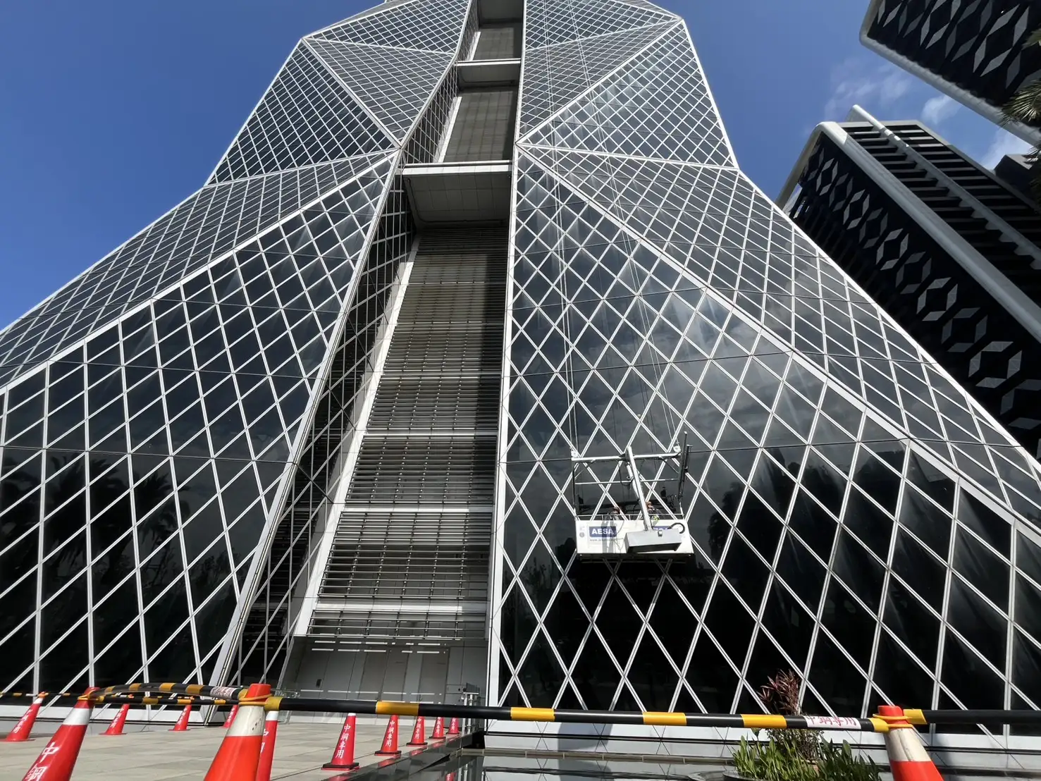 勞工局與中鋼於前鎮總部示範吊籠清洗作業SOP，現場作業人員佩戴背負式安全帶並固定救命索，監督人員持續指揮，落實「自護、互護、監護」三護機制，保障春安期間高空作業安全。（勞工局提供