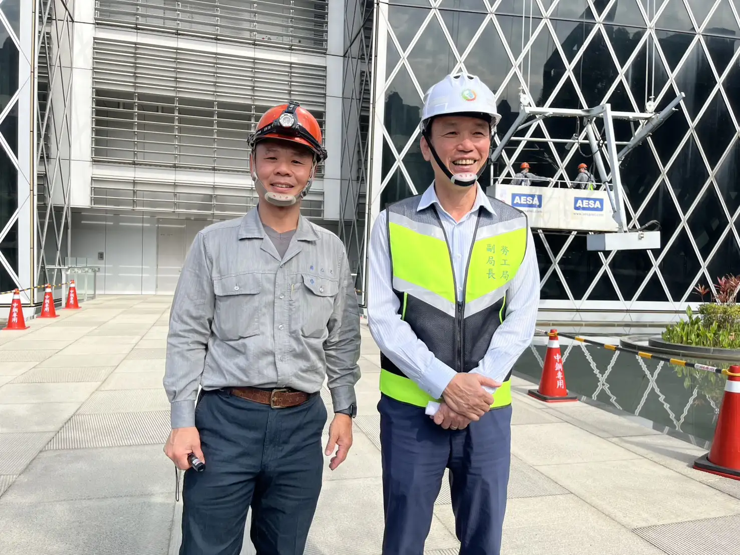 勞工局與中鋼於前鎮總部示範吊籠清洗作業SOP，現場作業人員佩戴背負式安全帶並固定救命索，監督人員持續指揮，落實「自護、互護、監護」三護機制，保障春安期間高空作業安全。（勞工局提供