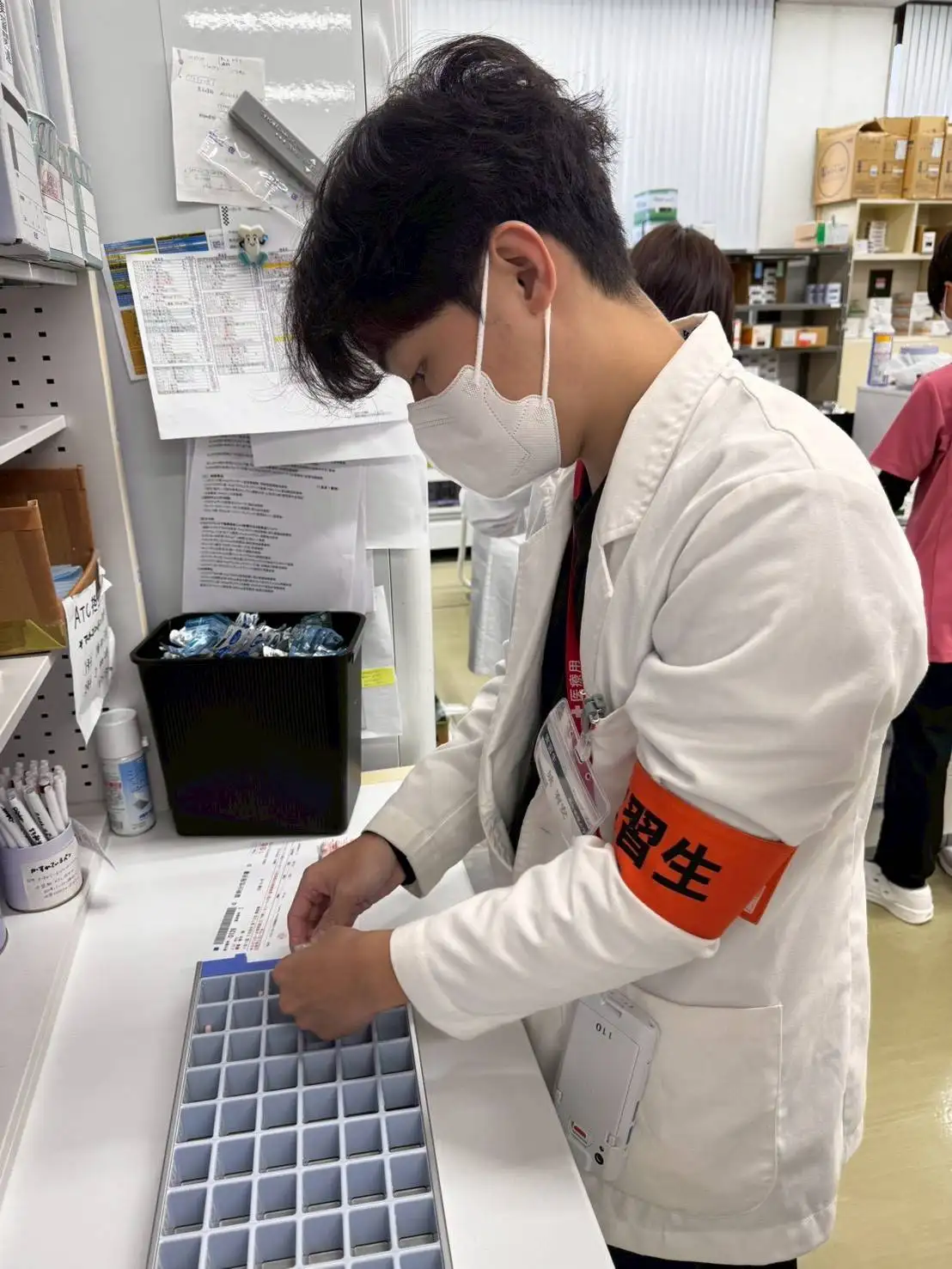 嘉藥藥學系學生在日本八王子藥技中心進行藥師見習。(圖/嘉南藥理藥學系 提供)