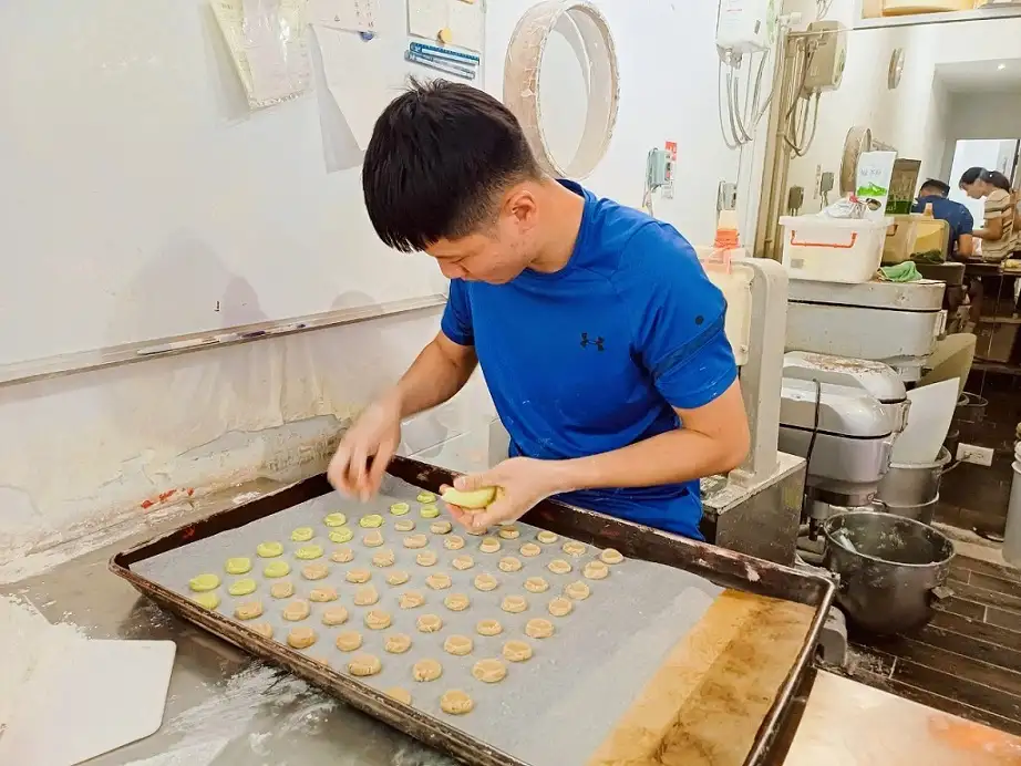 永和香餅舖第四代郭琮暐為傳統餅舖少見的年輕人 (台南市政府提供)