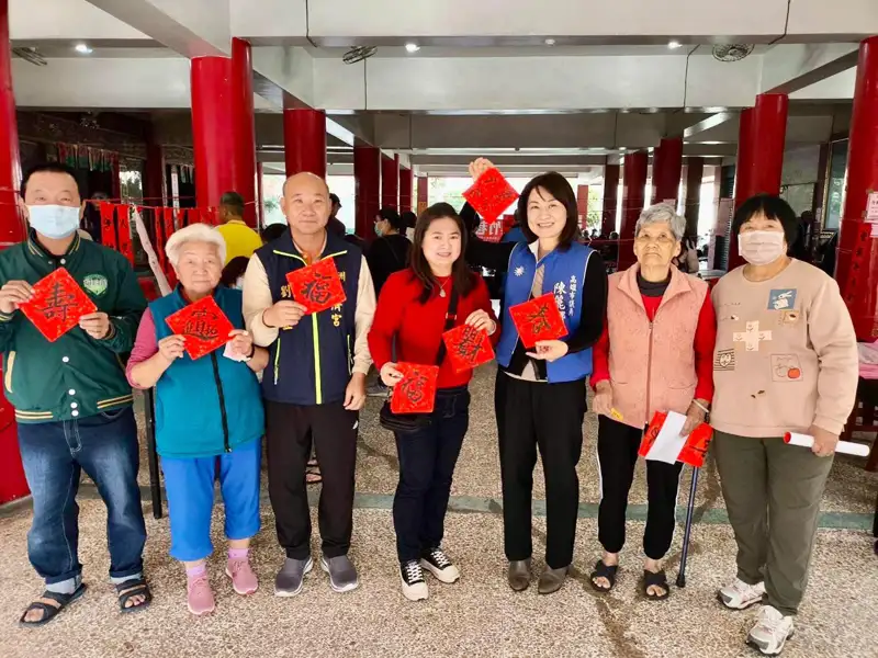 旗津區春聯贈送熱鬧登場　民眾排隊索取喜迎新年