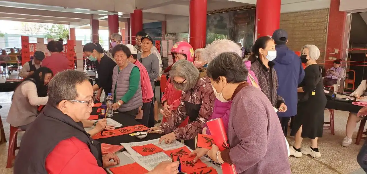 廣濟宮現場民眾排隊索取春聯，氣氛熱烈。(記者吳文生攝)