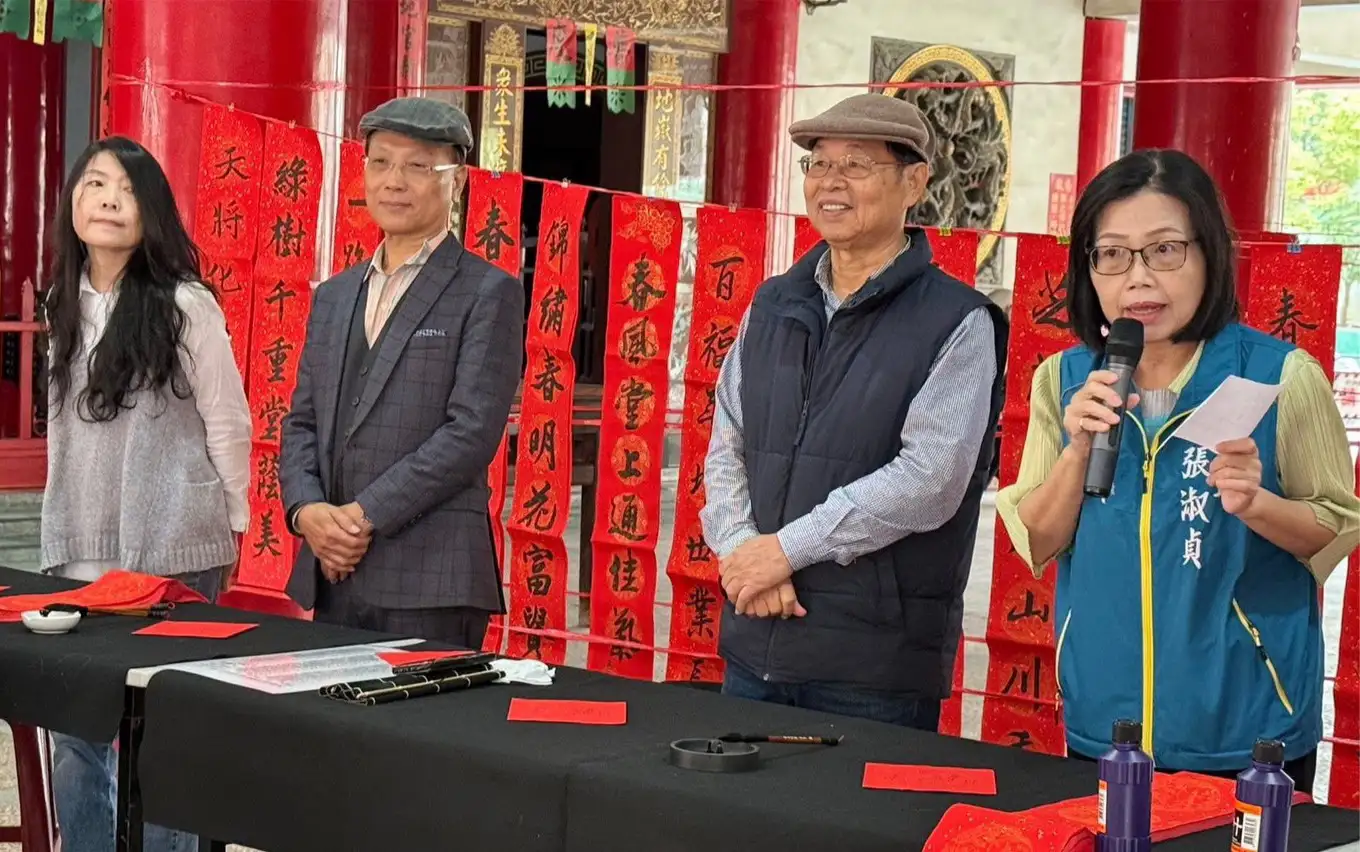 張淑貞區長（右一）與現場揮毫書法老師於廣濟宮開筆儀式合影。(記者吳文生攝)