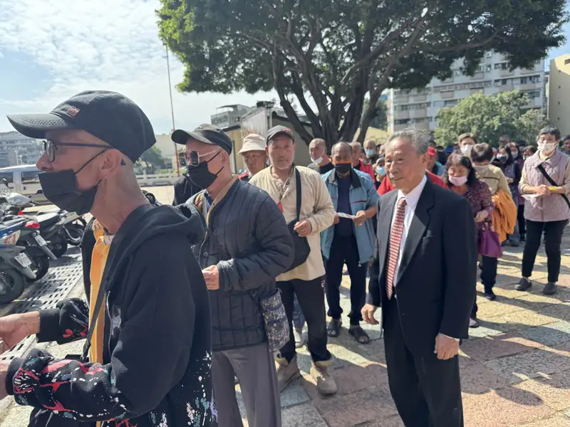 高雄市慈聯社會福利基金會在覆鼎金保安宮舉辦三民街友春節尾牙餐會，邀請二百餘名街友吃大餐，也每人發送紅包一個。（記者吳文欽攝）