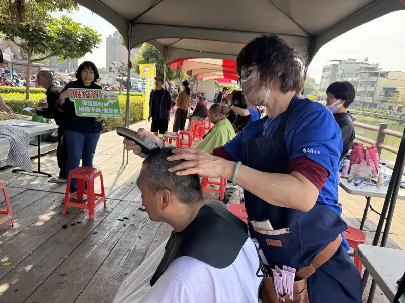 高雄市慈聯社會福利基金會舉辦三民區街友春節尾牙餐會，現場安排義剪，陪伴街友迎接新的一年。（記者吳文欽攝）